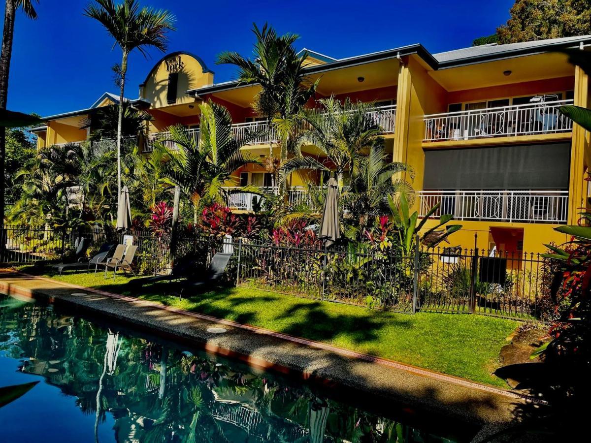 The York Beachfront Holiday Apartments Yorkeys Knob Экстерьер фото