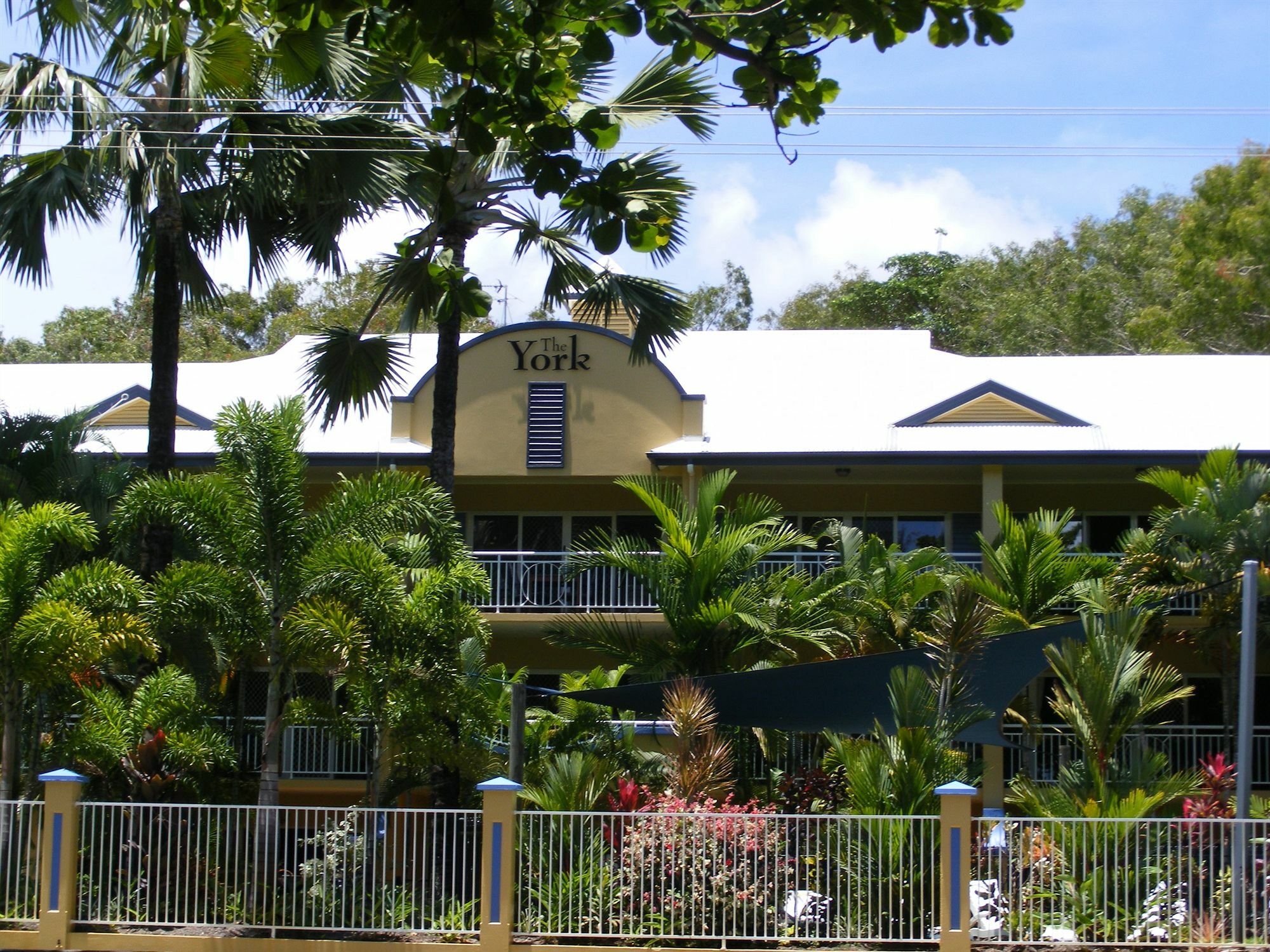 The York Beachfront Holiday Apartments Yorkeys Knob Экстерьер фото